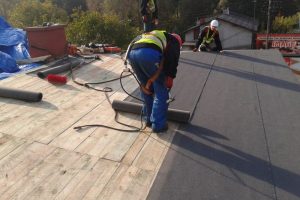Покрівельна мембрана: паропроникність, нахлести й проходки без протікань
